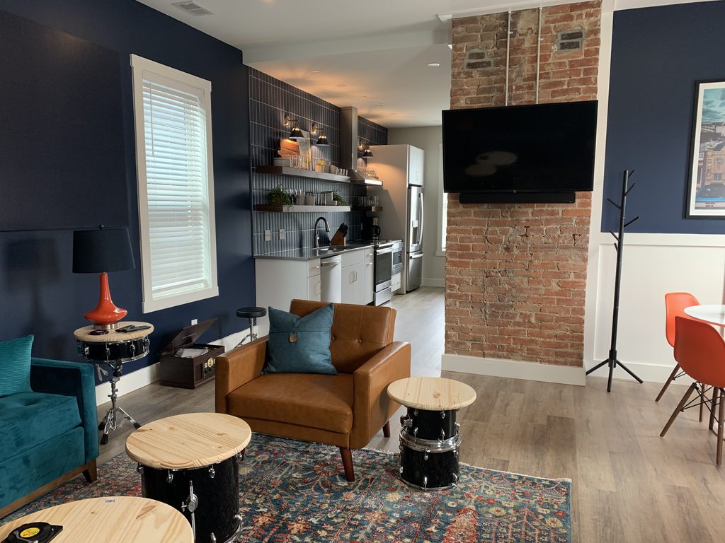 Bungalou living room with TV